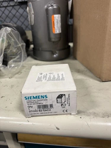 NEW Siemens Control Relay 24V 50/60Hz     3TH42 62-0AC2
