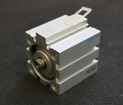 FESTO Kurzhubzylinder ADVC-40-20-I-P-A Mat-Nr. 188235 pmax= 10bar Kolben-? 40mm