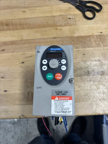 SCHNEIDER ATV31H075M2A 1HP VARIABLE SPEED DRIVE USED