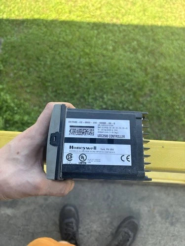 NEW NO BOX HONEYWELL DC2500-EE-0000-200-00000-00-0 CONTROLLER 90-250VAC 50/60HZ