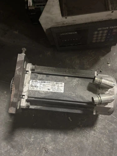 Control Techniques 142U2C300BARAB165240 Unimotor Servo Motor 480VAC 3.83kW USED