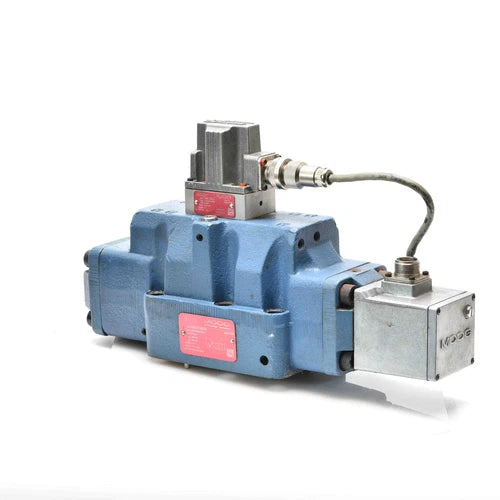 Moog Servoventil D663 D663Z1903K  L03HXBAFN6A0 + D061-862C -used-