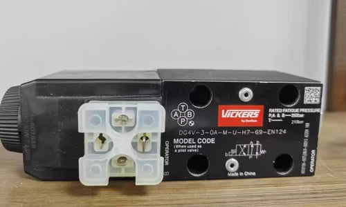 NEW In Box Vickers DG4V-3-0A-M-U-H7-69-EN124 Solenoid Valve