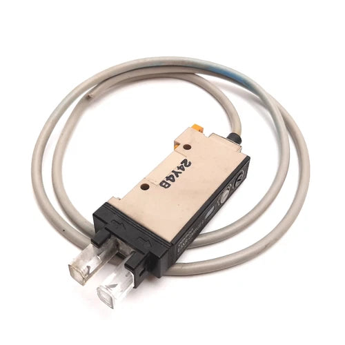 Omron E3XR-GM5GE4 Photoelectric Sensor, 12-24VDC, NPN, Green LED 565nm