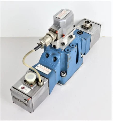 MOOG D652-203A Type P02KYN3ANKH + D061-602A C TOP ZUSTAND