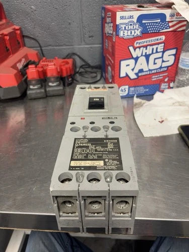 NEW NO BOX SIEMENS 225AMP 600VAC 3POLE CIRCUIT BREAKER CLF63B225