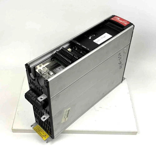 DANFOSS VLT5000 Frequenzumrichter VLT5003PT5B20STR3DLF00A00C0 def. Klappe, used