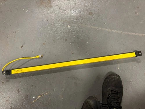 Banner USR3212YP2 Micro Screen Light Curtain Receiver 49608 USED