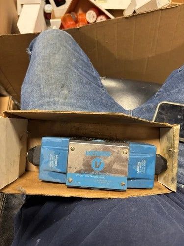 NEW NO BOX Vickers DG4S4-013C-B-60 Hydraulic Solenoid Valve 120v-ac