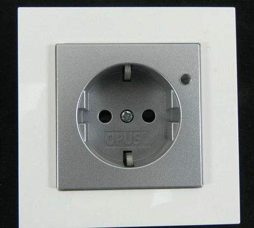 OPUS Steckdose/Spannungsanzeige 512.445 | Rahmen 10.611 FUSION | Wei?/ Silber