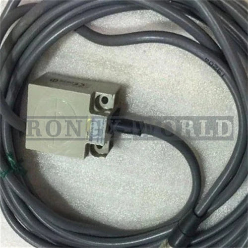 ONE Omron V600-H11 2M Photoelectric Switch V600H11 USED