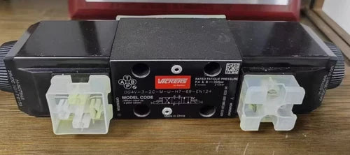 NEW In Box Vickers DG4V-3-2C-M-U-H7-69-EN124 Solenoid Valve