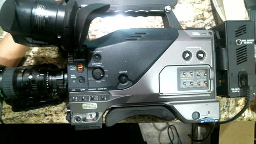 PANASONIC AG-DVC200P VIDEO CAMCORDER w/FUJI TV ZOOM LENS SNAP ON BATTERY PACK