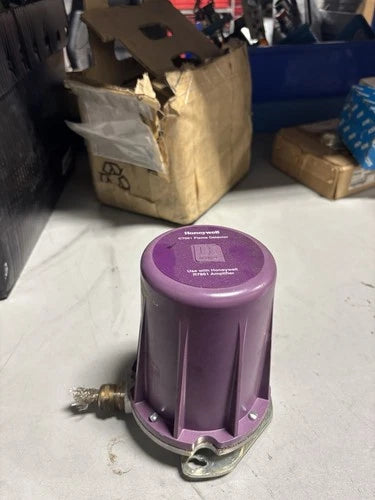 HONEYWELL C7061A1012 FLAME DETECTOR 120V 50/60HZ USED