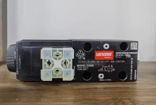 NEW In Box Vickers DG4V-3-6B-M-U-H7-69-EN124 Solenoid Valve