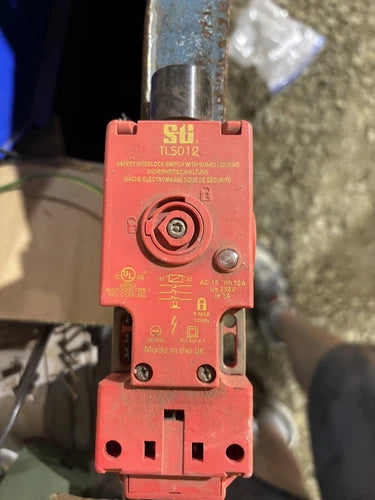 Omron Sti TL5012 Safety Interlock Switch 24VAC DC 44530-0010 USED