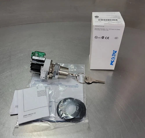 ALLEN BRADLEY  800TC-H3126D1  SERIES T 2 POS SELECTOR SWITCH WITH KEY    4E-1